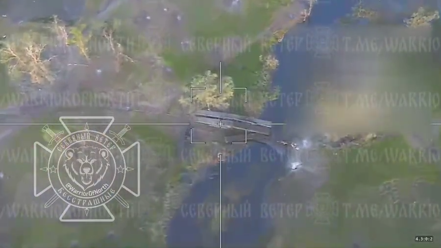 Video ghi lại hiện trường cho thấy, chiếc cầu dã chiến MTU-72 của Quân đội Ukraine bị biến thành đống đổ nát trước đòn tấn công của UAV Lancet, nhiều lính công binh Ukraine đang đảm bảo cho hoạt động vượt sông, đã phải nhảy xuống sông Volchya để cứu mạng.