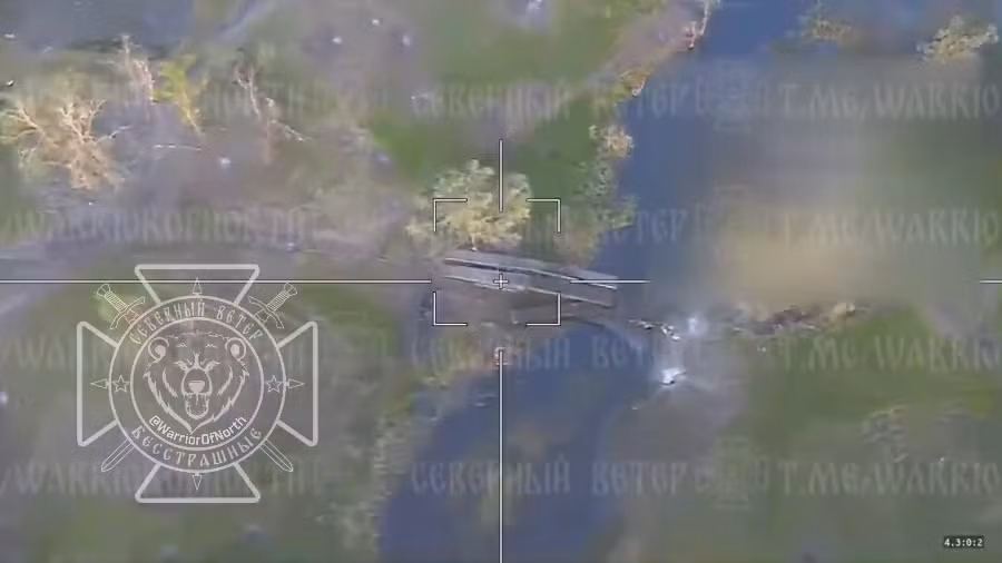 Video ghi lại hiện trường cho thấy, chiếc cầu dã chiến MTU-72 của Quân đội Ukraine bị biến thành đống đổ nát trước đòn tấn công của UAV Lancet, nhiều lính công binh Ukraine đang đảm bảo cho hoạt động vượt sông, đã phải nhảy xuống sông Volchya để cứu mạng.