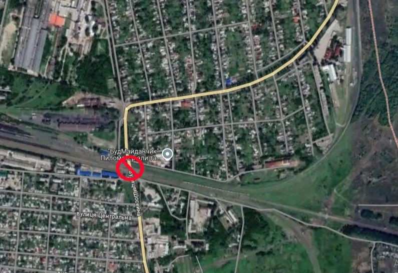 Hiện tại, để có thể vào thành phố Pokrovsk từ phía tây (từ vùng Dnepropetrovsk), phải đi dọc theo đường cao tốc E50 và T0406, nhưng không thể đi thẳng về phía đông, mà chỉ có thể đi về phía đông nam, phía Novopavlovka hoặc về phía nam, ở hướng làng Shevchenko rồi mới đi vào thành phố.