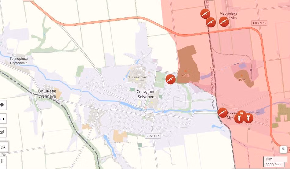 Theo các blogger quân sự, giao tranh đang diễn ra ác liệt ở khu vực thị trấn Selydove. Ngoài ra, quân Nga đang tích cực ngăn chặn việc chuyển quân dự bị của Ukraine đến Pokrovsk bằng hỏa lực pháo binh, máy bay không người lái và bom lượn có điều khiển dày đặc.