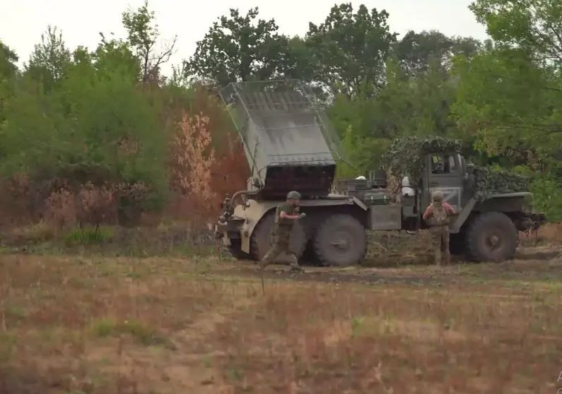 Một khi con đường cao tốc này bị bị phía Nga cắt đứt bằng hỏa lực, quân Ukraine sẽ không còn cơ hội sử dụng con đường ngắn nhất giữa các thành phố và thị trấn Pokrovsk-Selidovo-Kurakhovo ở phía Tây tỉnh Donetsk.