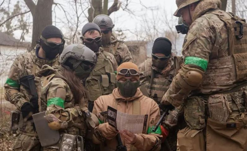 Sau khi tên lửa Nga tập kích, một đám cháy đã bùng phát ở tòa nhà ký túc xá của công ty PJSC Mashzavod và đã gây ra vụ nổ thứ cấp của đạn. Các nguồn tin cho biết, do cuộc tấn công của Nga, ít nhất 7 binh sĩ của đại đội trinh sát đã thiệt mạng và ít nhất 9 người bị thương.