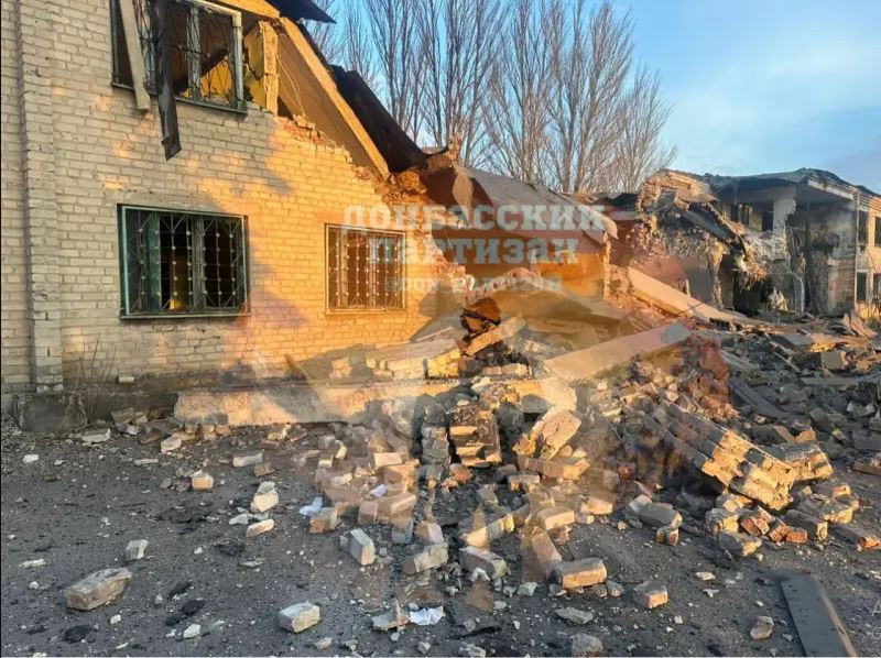 Cuộc tấn công vào vị trí đóng quân của đại đội trinh sát tại ký túc xá trên được Nga thực hiện bằng hai quả tên lửa đạn đạo chiến thuật Iskander. Kết quả là tòa nhà ký túc xá đã bị phá hủy và một số xe ô tô đậu gần tòa nhà bị phá hủy và hư hại một phần.