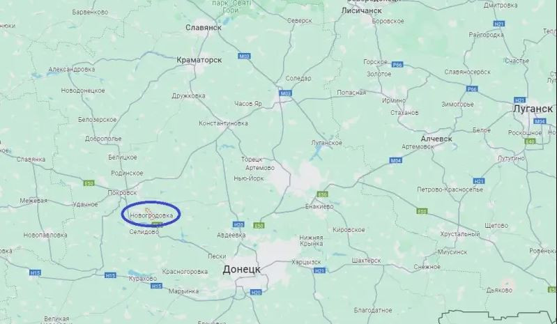 Làng Novogrodovka là nơi đứng chân của Lữ đoàn xung kích Azov số 3, sau khi họ rút khỏi thành phố Avdiivka vào cuối tháng 2 vừa qua. Tại đây, đại đội trinh sát của lữ đoàn đã được triển khai trú quân tạm thời, trong tòa nhà ký túc xá của Công ty PJSC Mashzavod.