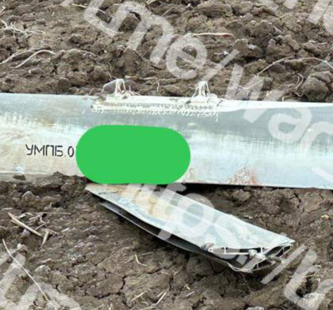 Bom FAB-250 là loại bom thường, nhưng được trang bị thêm mô-đun cánh lượn và một động cơ phản lực trợ giúp (UMPB), giúp tăng đáng kể phạm vi bay so với mô-đun cánh lượn không có động cơ (UMPC). Tầm bay của loại bom này có thể tới trên 100 km, giống như một loại tên lửa hành trình giá rẻ. 