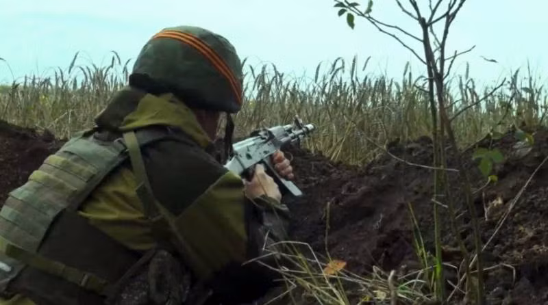 Một khi quân đội Nga có số lượng lớn để phòng thủ có chiều sâu, thì quân đội Ukraine không còn không gian để bố trí trận địa xen kẽ. Đồng thời, nếu quân đội Nga điều một đội quân thiết giáp với số lượng xe tăng, sẽ có thể bao vây ngược lại mũi chọc sâu của quân đội Ukraine. 