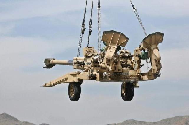 Quân đội Mỹ thường sử dụng máy bay trực thăng hạng nặng tiên tiến, để triển khai nhanh pháo M777, từ vị trí tập kết đến trận địa bắn, hoặc từ trận địa này đến trận địa khác, Trong khi Quân đội Ukraine không có máy bay trực thăng phù hợp, chưa nói đến họ mất ưu thế trên không.