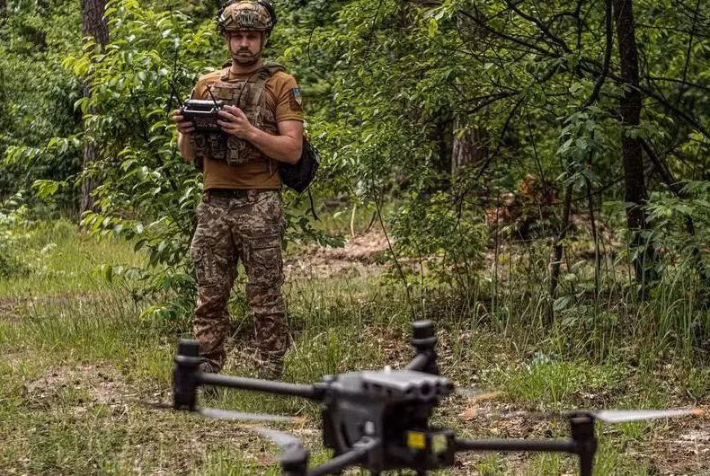 Trước đó, Pavel Tkachuk, chỉ huy trung đội của Lữ đoàn bộ binh cơ giới số 53 cũng bị bắt làm tù binh khai rằng, Kiev có kế hoạch cử những lực lượng trinh sát luồn sâu vào 3 khu vực của Liên bang Nga, sử dụng thiết bị mang nhãn hiệu Nga để tấn công cơ sở hạ tầng của Nga. 
