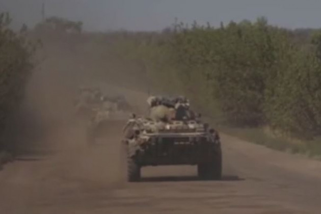 Trước việc Izyum và Kupyansk bị tràn ngập, Quân đội Nga tức tốc tăng viện cho mặt trận Kharkov; hàng trăm xe tải quân sự, xe chiến đấu bộ binh, xe bọc thép chở quân, xe kéo pháo và nhiều thiết bị quân sự khác tạo thành những hàng dài nhiều km, được nhìn thấy đang di chuyển theo hướng Kupyansk và Izyum.