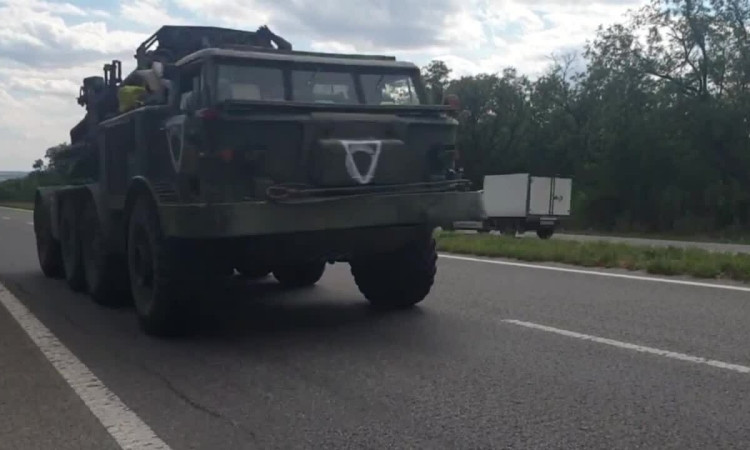 Đánh giá qua đoạn video, có thể thấy quân tăng viện khẩn cấp của Nga cho hướng này là rất lớn, điều này có thể cho thấy quyết tâm của quân Nga không chỉ để ngăn chặn bước tiến của quân đội Ukraine theo các hướng đã chỉ định, mà còn có khả năng Nga đang chuẩn bị cho một đòn phản công.