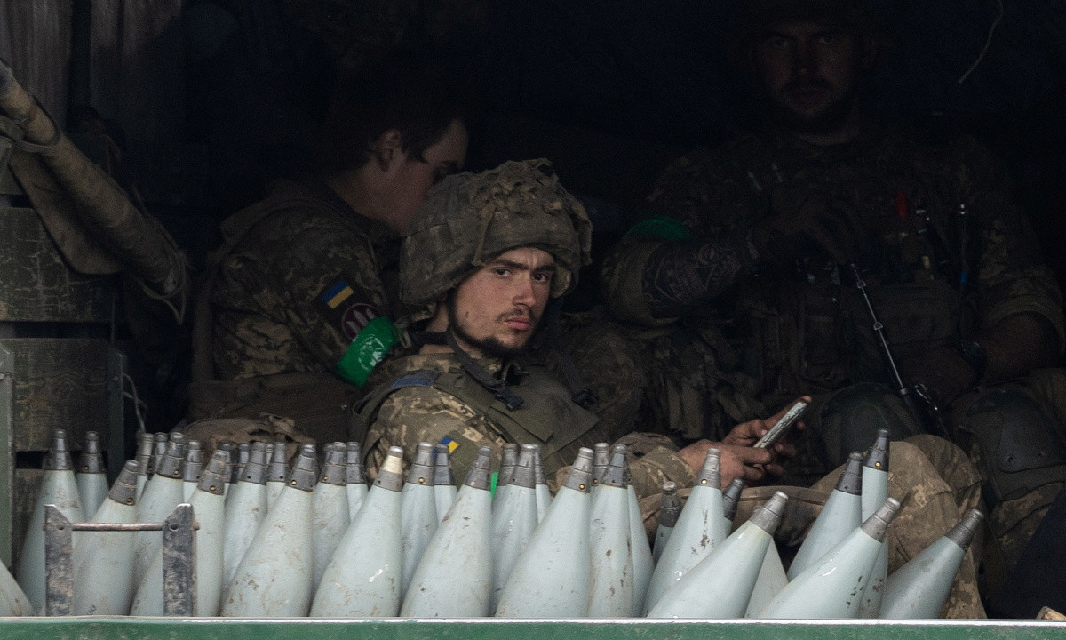 Được biết, quân đội Ukraine đã liên tục sử dụng tên lửa HIMARS tấn công vào các mục tiêu của quân Nga, nhưng không phải tấn công dồn dập mà tấn công theo kiểu đơn lẻ, điều này cho thấy quân đội Ukraine đang gặp vấn đề nghiêm trọng về khả năng cung cấp đạn.