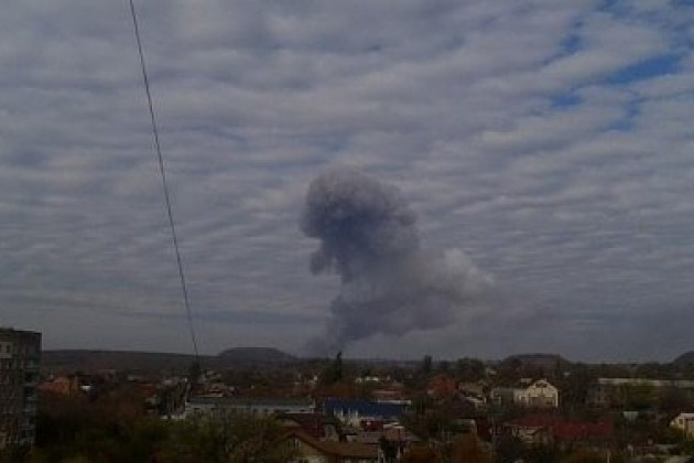 Theo thông tin người dân địa phương thông báo, trong số các cuộc tấn công, xen lẫn những tiếng nổ mạnh, có thể thấy được đạn bắn đi từ pháo có cỡ nòng lớn hơn. Truyền thông địa phương cũng cung cấp đoạn video, được quay tại quận Petrovsky của Donetsk, người xem có thể nghe thấy những tiếng nổ mạnh.