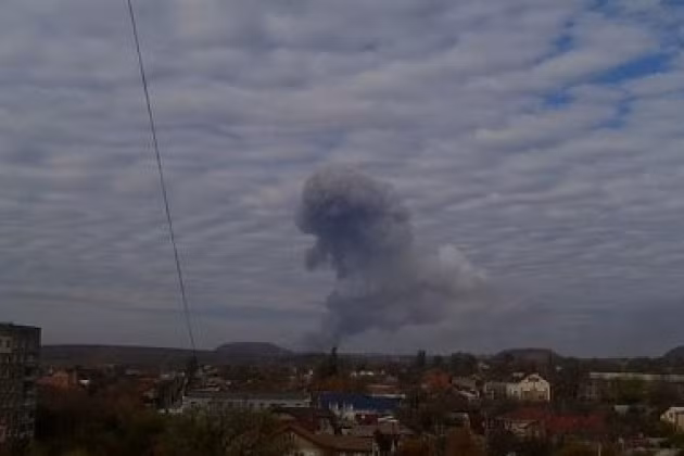 Theo thông tin người dân địa phương thông báo, trong số các cuộc tấn công, xen lẫn những tiếng nổ mạnh, có thể thấy được đạn bắn đi từ pháo có cỡ nòng lớn hơn. Truyền thông địa phương cũng cung cấp đoạn video, được quay tại quận Petrovsky của Donetsk, người xem có thể nghe thấy những tiếng nổ mạnh.