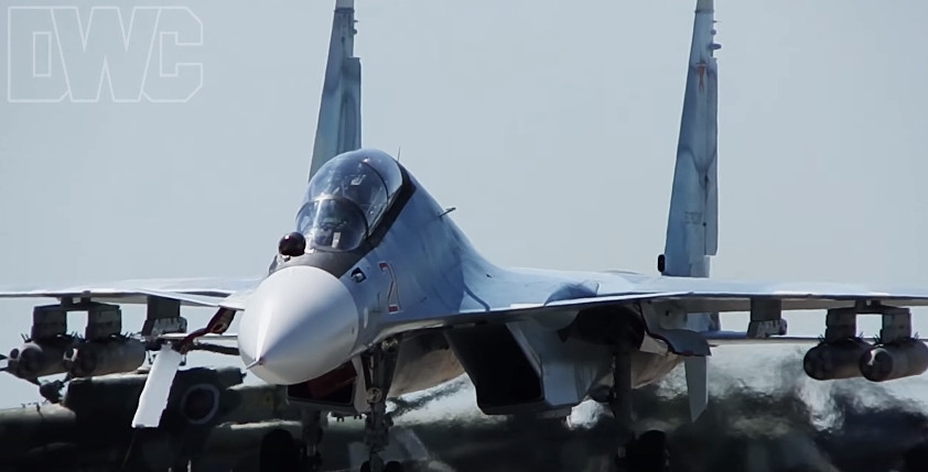 Về khả năng tác chiến điện tử, Su-30SM có thể được trang bị hai thùng gây nhiễu SAP-518 trên cánh. SAP-518 giúp nâng cao khả năng sống sót của máy bay bằng cách tạo ra các mục tiêu mồi nhử, phá vỡ tín hiệu dẫn đường tên lửa địch, gây nhiễu radar của máy bay địch và làm nhiễu các hệ thống phòng không của hải quân và mặt đất.