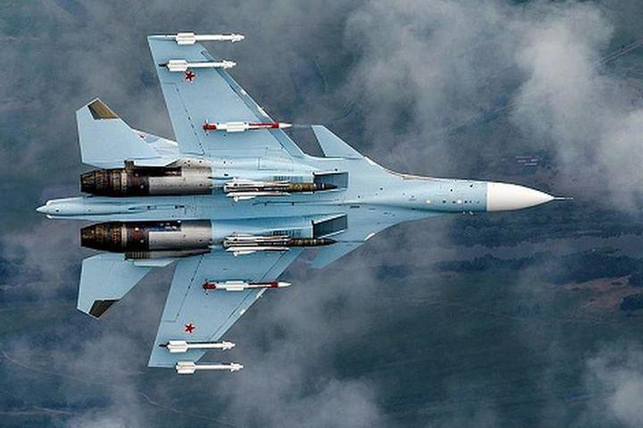 Là máy bay chiến đấu đa nhiệm, Su-30SM có khả năng trong cả nhiệm vụ chiếm ưu thế trên không và tấn công mục tiêu trên mặt đất. Để đạt được điều này, Su-30SM được trang bị nhiều loại vũ khí, bao gồm tên lửa không đối không và không đối đất cũng như cả bom dẫn đường và không dẫn đường với trọng lượng tới 8.000 kg.