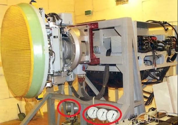 Đáng chú ý là Su-30SM sử dụng radar N011M Bars, nhờ ăng-ten mảng pha hiện đại, nên phạm vi phát hiện tối đa mục tiêu lên tới 400 km và phạm vi dẫn đường cho tên lửa tiêu diệt mục tiêu tới 200 km. Ngoài ra, khả năng siêu cơ động của Su-30SM được tăng cường, thông qua thiết kế cánh vịt phía trước và động cơ vecto lực đẩy cùng với việc sử dụng kính ngắm HUD góc rộng.