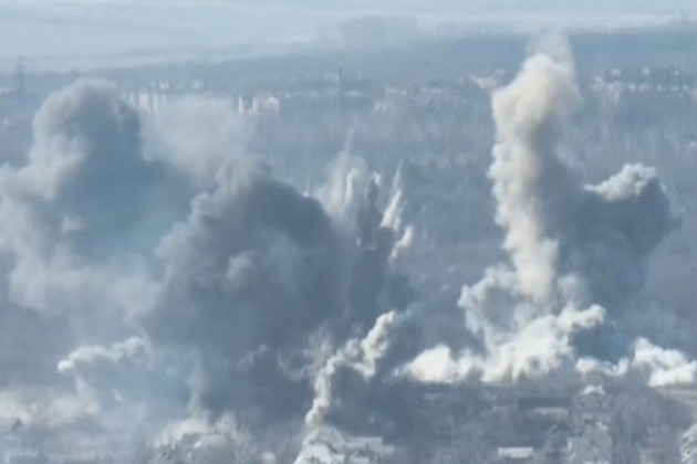 Còn lực lượng không quân chiến thuật của Nga cũng đã tăng cường sử dụng bom lượn có điều khiển, được cải tiến từ bom thường (FAB) trên chiến trường Ukraine. Do vậy việc so sánh hai loại bom đều được cải tiến từ bom thường của Nga và Pháp, có nhiều điểm thú vị.