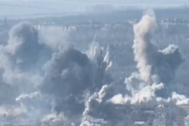 Còn lực lượng không quân chiến thuật của Nga cũng đã tăng cường sử dụng bom lượn có điều khiển, được cải tiến từ bom thường (FAB) trên chiến trường Ukraine. Do vậy việc so sánh hai loại bom đều được cải tiến từ bom thường của Nga và Pháp, có nhiều điểm thú vị.