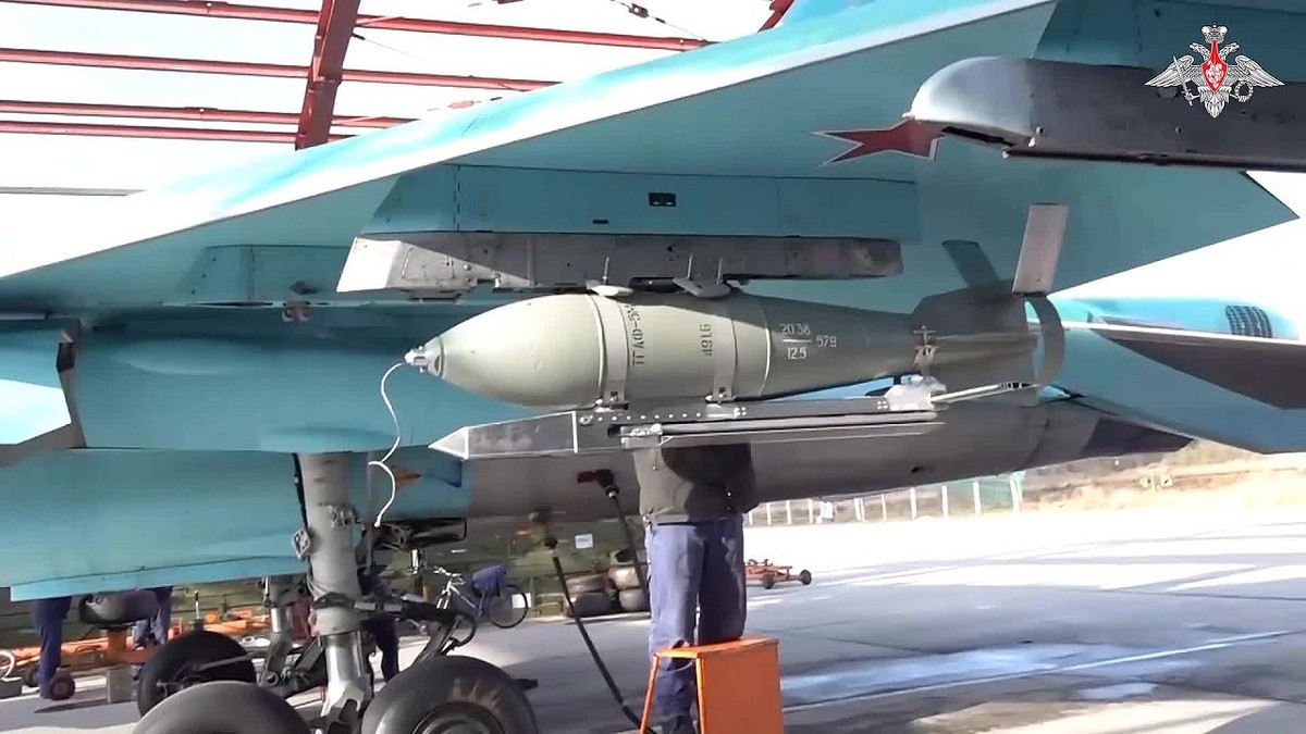 Hiện Không quân Nga có các loại bom dẫn đường cải tiến từ bom thường gồm FAB-250/500/1000/1500. Nhưng loại được Không quân Nga sử dụng nhiều nhất là FAB-500-M54 và FAB-500-M62, chúng mạnh hơn nhiều so với AASM-250 Hammer của Pháp. 