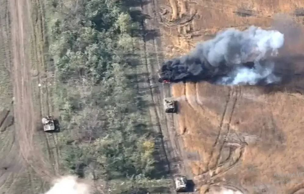 Quân Nga không mạo hiểm đánh cận chiến, mà đã sử dụng máy bay chiến đấu ném bom và tấn công bằng tên lửa phóng loạt không điều khiển vào vị trí phòng ngự của Lữ đoàn 47. Một điều bất lợi nữa là hệ thống công sự chiến đấu ở làng Kramyk đều sơ sài, nên đã không giúp quân Ukraine hạn chế được thương vong. 