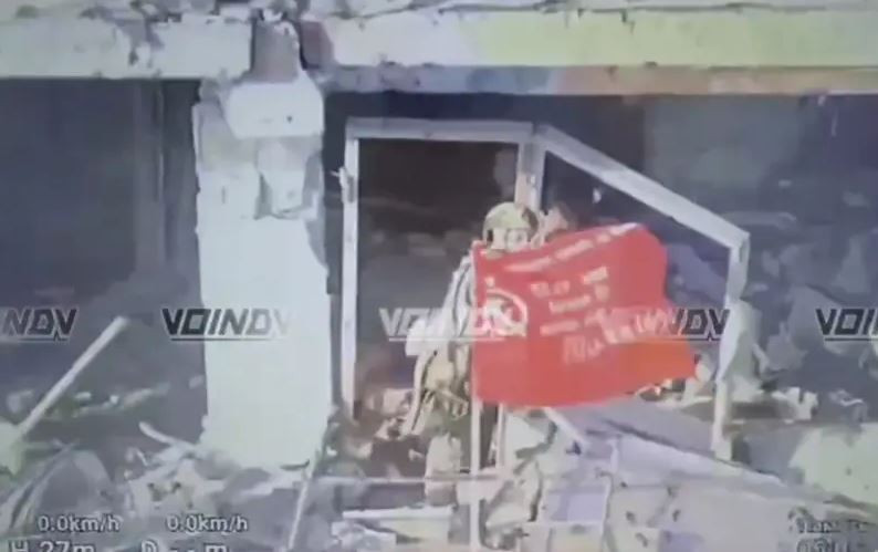 Các binh sĩ của Quân đội Nga, đã giương cao lá cờ ba màu của Nga ở trung tâm thành phố Ugledar. Theo thông báo của Quân đội Nga, thành phố đã hoàn toàn nằm dưới sự kiểm soát của họ. Hiện tại, các nhóm tấn công đang “dọn dẹp” các khu phố để tìm kiếm những binh lính Ukraine còn sót lại. 