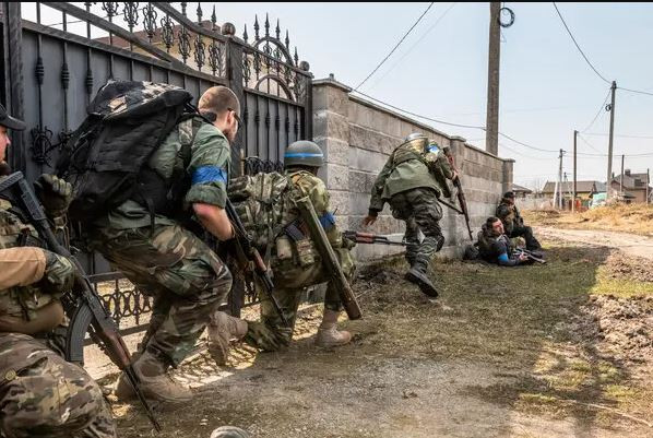 Tuy nhiên, Quân đội Ukraine không chọn cách ngồi yên chịu trói, mà cố gắng bẻ gãy thế tấn công của Nga bằng các đòn phản công. Dưới sự chỉ đạo của cụm phòng thủ tuyến Veliky Novosilka, hành động tái chiếm Makarivka của Quân đội Ukraine là một nỗ lực quan trọng, nhằm tìm kiếm bước đột phá.