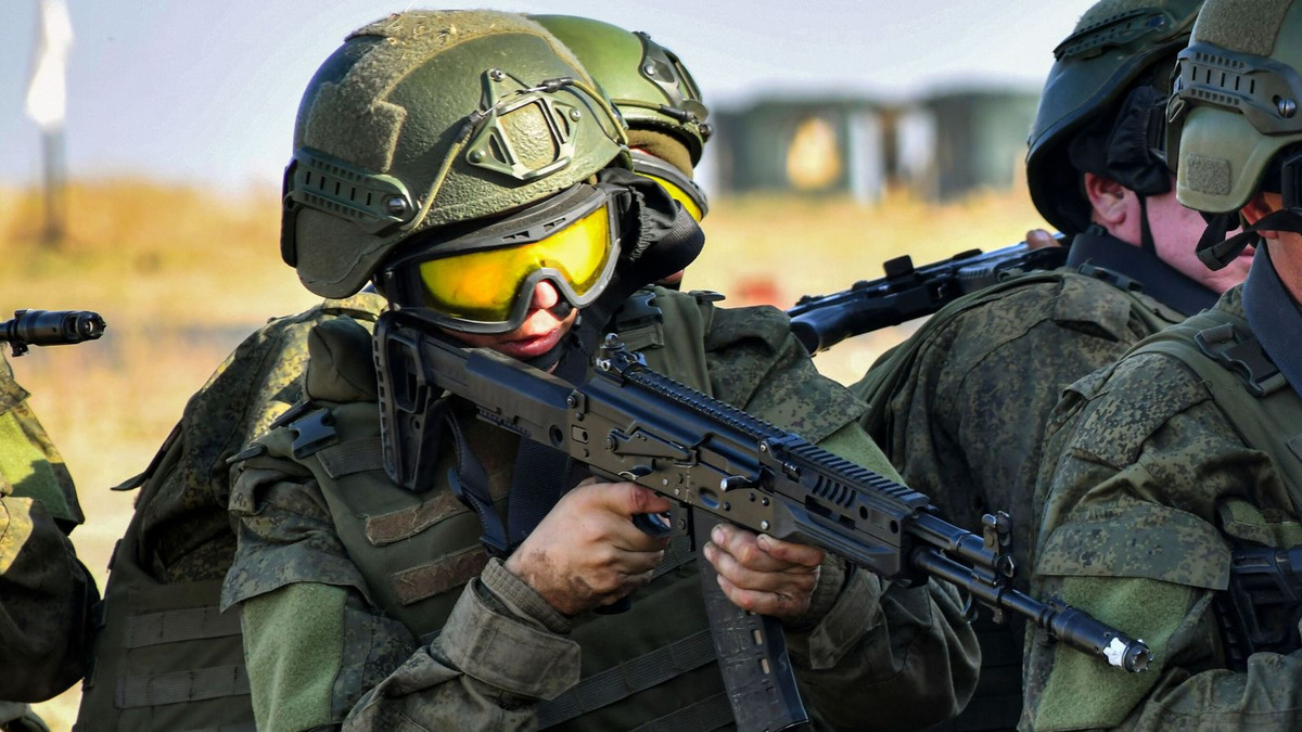 Phong cách chiến thuật ổn định này giúp Quân đội Nga duy trì tỷ lệ chiến thắng cao trên chiến trường. Tuy nhiên, khi chiến tranh diễn ra, Quân đội Nga ngày càng phải đối mặt với nhiều thách thức hơn. Làm thế nào để giữ vững tinh thần và đối phó với đòn phản công của quân Ukraine, đều là những vấn đề mà Quân đội Nga cần nghiêm túc xem xét. (Nguồn ảnh: Topwar, Ukrinform, Kyiv Independent, Rvvoenkory).