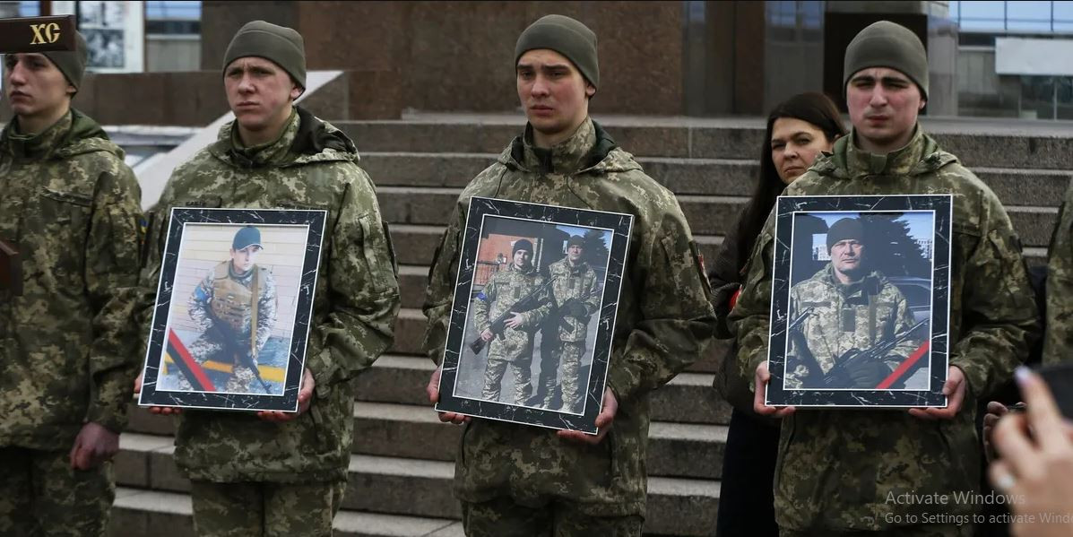 Dù động thái này của Coca-Cola dường như dựa trên những cân nhắc về viện trợ nhân đạo, nhưng nó cũng phản ánh thực tế thương vong nặng nề trên chiến trường Ukraine, mà ở đó, phía Ukraine do kém hơn về hỏa lực, chắc chắn thương vong sẽ lớn hơn phía Nga.