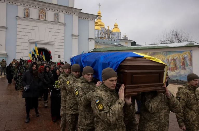 Ở quy mô của một cuộc chiến tranh tổng lực như chiến tranh Nga-Ukraine, mọi thiệt hại về nhân mạng rất nặng nề. Và sự xuất hiện của những chiếc tủ đông này của Coca-Cola (và các nhà tài trợ khác nữa), chắc chắn sẽ làm tăng thêm sự lo lắng về số người chết ngày càng tăng trong cuộc xung đột này.