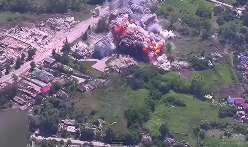 Sau nhiều lần đồn đoán, Lực lượng Không quân chiến thuật Nga lần đầu tiên sử dụng bom 3 tấn có điều khiển trong chiến đấu. Trang Topcor đưa tin, quân Ukraine ở mặt trận Kharkov đã bị Không quân Nga dùng bom FAB-3000 có mô-đun điều khiển và hiệu chỉnh tấn công.