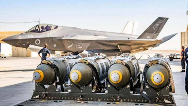 F-35I Adir, một biến thể chuyên dụng của máy bay chiến đấu tàng hình F-35 Lightning II, đây là máy bay chiến đấu đa năng thế hệ thứ năm hiện đại. Nó được thiết kế cho nhiều nhiệm vụ, bao gồm tấn công mặt đất, chiếm ưu thế trên không, tình báo, giám sát và trinh sát (ISR).
