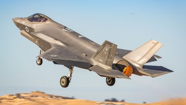 F-35I Adir là phiên bản máy bay chiến đấu tàng hình độc đáo, do Israel độc quyền sử dụng, thậm chí không cho Mỹ có thể can thiệp vào. Đây là máy bay một động cơ, một phi công, là chiến đấu cơ chủ lực của Quân đội Mỹ trong tương lai gần, nhưng Israel đã tăng cường đáng kể khả năng kỹ chiến thuật của nó. 