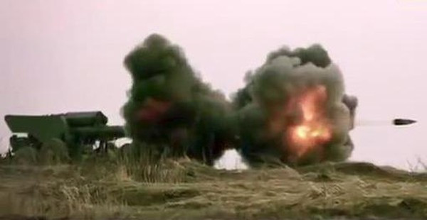 Kể từ khi bùng phát đợt bạo lực mới vào cuối tháng 10 cho đến nay, đây là lần đầu tiên, Quân đội Ukraine sử dụng pháo hạng nặng, nã vào khu vực Lugansk. Trước đó chỉ là những cuộc pháo kích bằng súng cối hoặc pháo lựu 122mm.