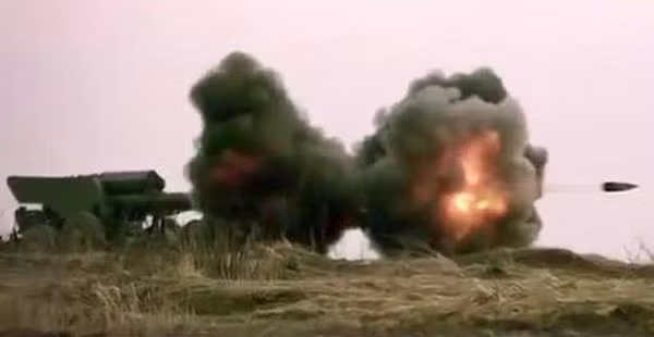 Kể từ khi bùng phát đợt bạo lực mới vào cuối tháng 10 cho đến nay, đây là lần đầu tiên, Quân đội Ukraine sử dụng pháo hạng nặng, nã vào khu vực Lugansk. Trước đó chỉ là những cuộc pháo kích bằng súng cối hoặc pháo lựu 122mm.