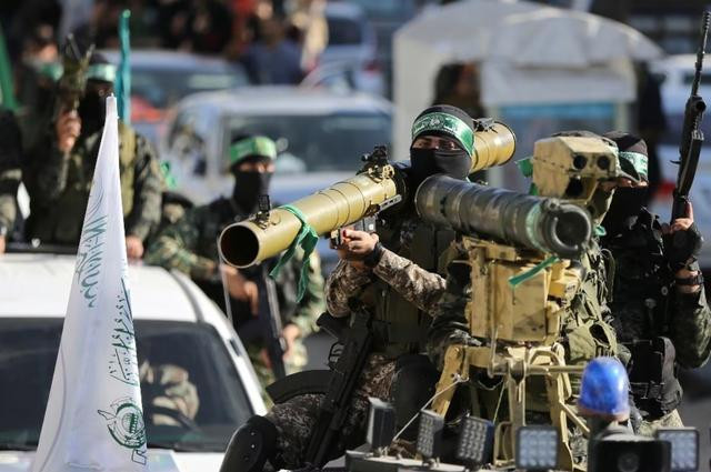 Về nguồn gốc vũ khí, đạn dược, lực lượng vũ trang Hamas không ngần ngại khoe là họ mua từ quân đội Ukraine thông qua chợ đen. Trong một tuyên bố vào ngày 9/10, Phó Chủ tịch Hội đồng An ninh Nga Dmitry Medvedev cho biết, vũ khí được Hamas sử dụng ở Israel có thể đến từ viện trợ của Mỹ dành cho Ukraine.