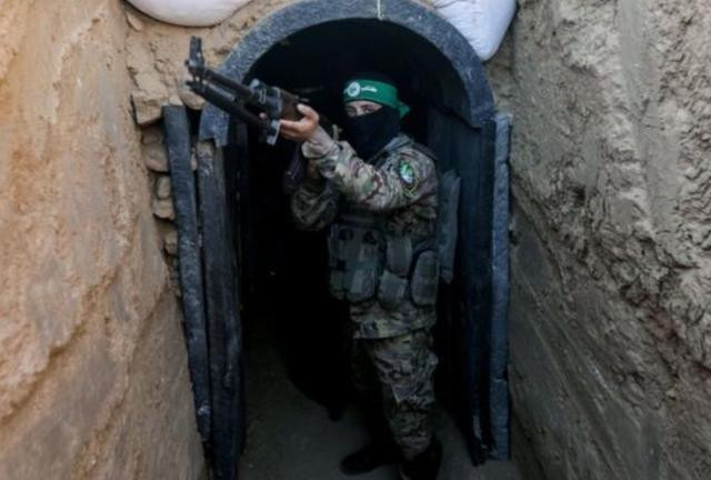 Tất nhiên, Israel chưa nghĩ tới việc đưa quân vào đường hầm để dọn đường; mặc dù họ có đơn vị đặc biệt có biệt hiệu "Lực lượng chuột chũi", được huấn luyện đặc biệt để tiêu diệt lực lượng vũ trang Hamas ẩn náu dưới lòng đất.