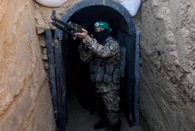 Tất nhiên, Israel chưa nghĩ tới việc đưa quân vào đường hầm để dọn đường; mặc dù họ có đơn vị đặc biệt có biệt hiệu "Lực lượng chuột chũi", được huấn luyện đặc biệt để tiêu diệt lực lượng vũ trang Hamas ẩn náu dưới lòng đất.