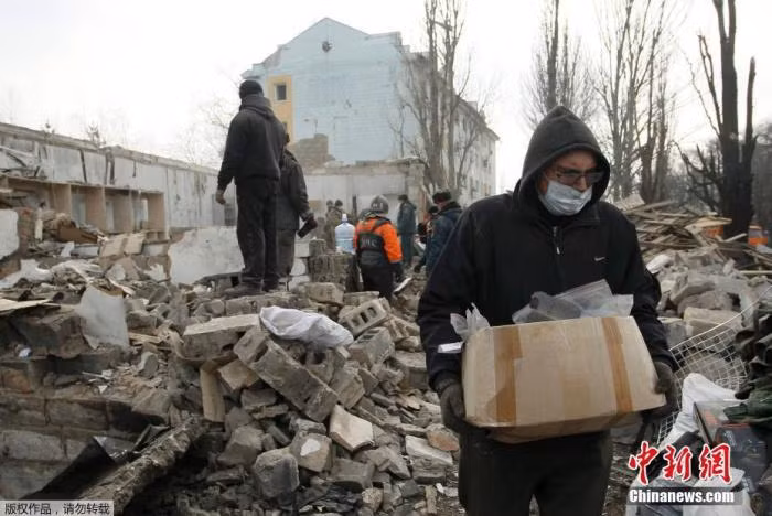 Moscow cho biết, Quân đội Nga đã tấn công một nhà máy sửa chữa xe quân sự ở thành phố Nikolayev, miền nam Ukraine. Còn Quân đội Ukraine cho biết, Quân đội Nga đã tiến hành các cuộc không kích dữ dội tại nhiều khu vực ở 3 tỉnh Kharkiv, Luhansk và Donetsk, thuộc miền đông Ukraine.