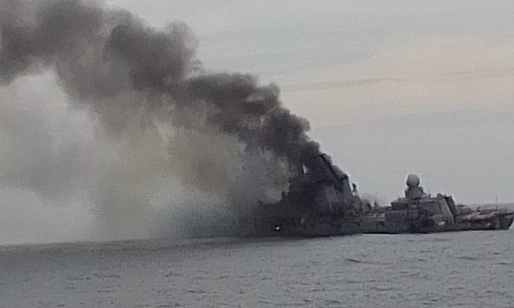 Trong đoạn video do phía Nga công bố ngày 16/4 cho thấy, Tư lệnh Hải quân Nga, Đô đốc Yevmenov, đã gặp gỡ thủy thủ đoàn của tàu tuần dương Moscow tại Sevastopol. Đây là sự ra xuất hiện chính thức đầu tiên, của thủy thủ đoàn, kể từ khi con tàu bị chìm.