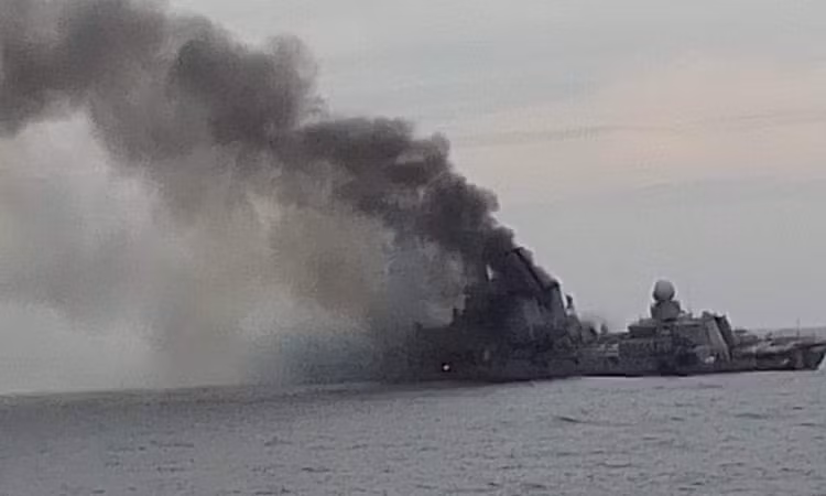 Trong đoạn video do phía Nga công bố ngày 16/4 cho thấy, Tư lệnh Hải quân Nga, Đô đốc Yevmenov, đã gặp gỡ thủy thủ đoàn của tàu tuần dương Moscow tại Sevastopol. Đây là sự ra xuất hiện chính thức đầu tiên, của thủy thủ đoàn, kể từ khi con tàu bị chìm.