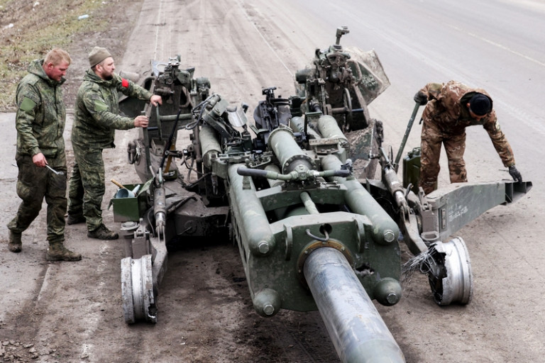 Khi quân đội Ukraine rút lui dọc theo các tuyến phòng thủ được chỉ định, RFAF tiếp tục tiến về Sudzha với tốc độ tấn công ngày càng tăng. Trong khi cuộc rút lui của quân Ukraine đã trở thành mục tiêu dễ dàng cho UAV của Nga và đó là lý do tại sao quân Ukraine phải “bỏ của chạy lấy người”. (nguồn ảnh Military Review, Sohu, TASS, Kyiv Post).