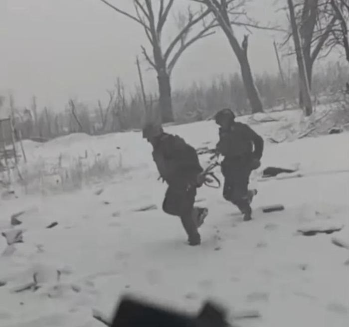 Artem, một chỉ huy cấp cao của một lữ đoàn AFU, cho biết việc bom Nga phá hủy cây cầu, là một trong những lý do chính khiến quân Ukraine phải đột ngột rút khỏi vị trí của họ trong những tuần gần đây. Ông cho biết, không phải ai cũng trốn thoát được, nhưng hầu hết đều làm được. 