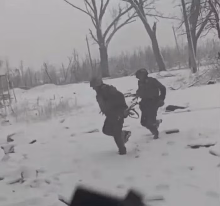 Artem, một chỉ huy cấp cao của một lữ đoàn AFU, cho biết việc bom Nga phá hủy cây cầu, là một trong những lý do chính khiến quân Ukraine phải đột ngột rút khỏi vị trí của họ trong những tuần gần đây. Ông cho biết, không phải ai cũng trốn thoát được, nhưng hầu hết đều làm được. 