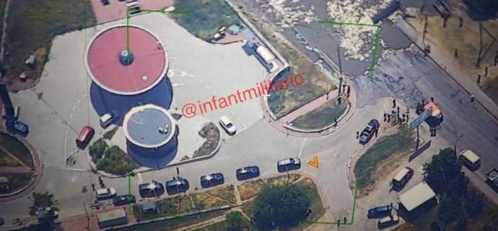 Tình báo Nga gần đây đã công bố những bức ảnh độ phân giải cao, chụp xe ô tô của Tổng thống Zelensky và đoàn xe an ninh của ông từ máy bay không người lái, gửi đi tín hiệu cảnh báo nghiêm khắc; đó là Moscow đang có thể theo dõi từng bước đi của Tổng thống Ukraine. 