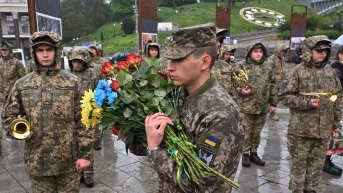 Nếu Tổng thống Zelensky tiếp tục kiên quyết ngăn chặn đàm phán bằng cách leo thang chiến tranh, Nga sẽ trực tiếp loại bỏ ông khi cần thiết. Vì Nga có thể phát hiện ra nơi ở cụ thể của ông, nên sẽ dễ dàng tiến hành tấn công như biện pháp của Israel với các thủ lĩnh Hamas và Hezbollah, bằng các cuộc tấn công chính xác. 