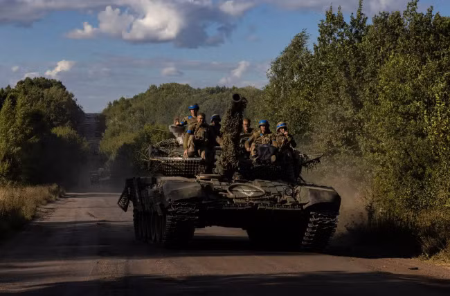 Mặt khác, Ukraine, với tư cách là một quốc gia có diện tích lớn ở châu Âu, với dân số hơn 40 triệu người, được thừa hưởng một lượng lớn di sản công nghiệp-quân sự từ Liên Xô, cùng với sự hỗ trợ liên tục về vũ khí và trang thiết bị từ NATO, chắc chắn có sức mạnh hơn Hamas và Hezbollah nhiều lần.