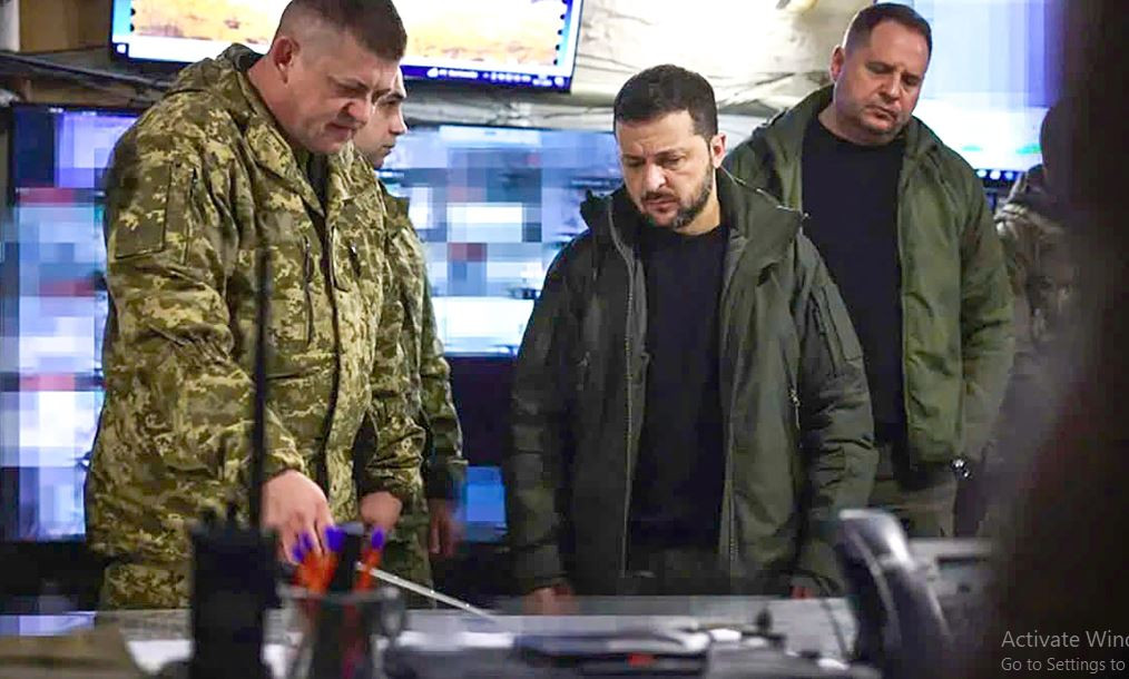 Thậm chí Tổng thống Zelensky và các quan chức cấp cao khác đã ra tận chiến trường nhưng không ai bị ám sát. Một đoạn video về chuyến đi của Tổng thống Zelensky tới Pokrovsk, tỉnh Donetsk, nằm trên một trong những khu vực nguy hiểm nhất của mặt trận, đã được kênh Telegram "Ukraina 365" đăng tải.