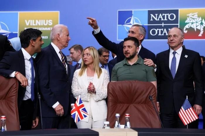 Trong hoàn cảnh như vậy, Tổng thống Zelensky, người vẫn tiếp tục kêu gọi chiến tranh và đe dọa Ukraine đầu hàng sau khi ông Trump lên nắm quyền, đã trở thành mục tiêu chỉ trích của dư luận.