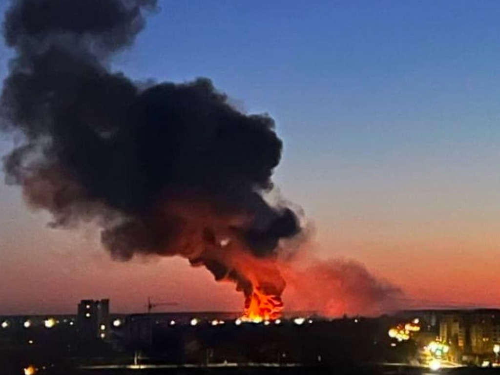 Tổng thống Putin không đồng ý với yêu cầu ngừng bắn của Tổng thống Pháp Macron. Mặc dù hai bên đã duy trì đàm phán, nhưng khoảng cách về quan điểm quá lớn, và điều cơ bản nhất quyết định thái độ là tình hình chiến trường. Nếu Nga hay Ukraine không thể đạt được ưu thế trên chiến trường, đừng mong đợi có được trên bàn đàm phán.