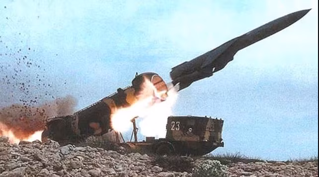 Nhưng trên thực tế, điều này không chỉ đúng với các quốc gia nghèo, mà còn đúng với Nga, một cường quốc quân sự đẳng cấp thế giới. Trên chiến trường Ukraine, Quân đội Nga cũng tỏ ra rất giỏi tiết kiệm chi phí. Việc dùng tên lửa chống hạm cổ P-35 để tấn công Ukraine gần đây là một ví dụ.